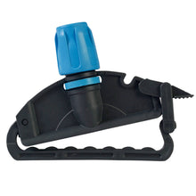 Ein schwarz-blaues Kunststoffgerät mit blauer Gewindekappe, schwarzer Düse und geriffeltem, gebogenem Griff - ideal zur Bodenreinigung oder zur Verwendung mit dem Arcora International GmbH Arcora Nasswischmopp-Halter | Packung (1 Stück).