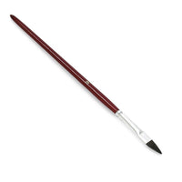 Un pinceau de retouche Nölle Profi Brush, fabriqué par Nölle Profi Brush Bürsten- & Pinseltechnik e.K., doté d'un long manche rouge foncé, d'une virole en fer-blanc et d'un mélange fin de poils naturels, est représenté sur fond blanc, avec une tête coudée pour plus de précision.