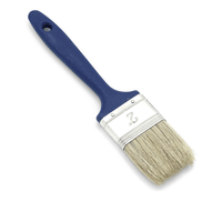 Le pinceau plat Nölle Profi Brush 6 est doté d'un mélange de poils clairs, d'une virole en fer-blanc et d'un manche en plastique bleu muni d'un trou de suspension. La tête rectangulaire du pinceau présente de légères traces d'usure, mais reste parfaitement adaptée aux travaux de peinture.