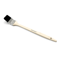 Le pinceau pour radiateurs Nölle Profi Brush, destiné aux artisans, est doté d'un manche en bois muni d'un trou facilitant son rangement, de poils noirs de Chine et d'une virole métallique argentée. Le motif en diagonale sur fond blanc souligne sa qualité professionnelle.