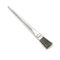 È raffigurato un pennello per saldatura Nölle Profi Brush, con manico in alluminio metallico e setole cinesi grigie, su uno sfondo bianco, leggermente inclinato verso sinistra per dimostrarne la qualità professionale.