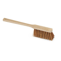 Die Nölle Profi-Bürste Langstielhandfeger, 43 cm Poly-Kokos Besen von Nölle Profi Brush Bürsten- & Pinseltechnik e.K., mit steifen braunen Borsten und langem Stiel, eignet sich perfekt zum Kehren von grobem Schmutz auf weißem Grund.