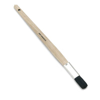 Le pinceau plat droit Nölle Profi Brush est doté d'un manche en bois muni d'un trou permettant de l'accrocher, de poils noirs de Chine et d'une virole métallique reliant ces derniers, de la marque Nölle Profi Brush Bürsten- & Pinseltechnik e.K.