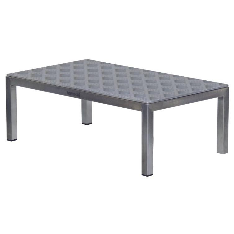 Le Novocal OP-Tritt 1 est une table métallique rectangulaire (600 x 350 x 250 mm) avec une plaque en treillis texturé et quatre pieds droits, marquée "Novocal" - idéale comme marchepied médical dans la salle d'opération. Emballage : 1 pièce.