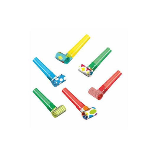 Un set colorato con sei PAPSTAR 6 trombette da festa della PAPSTAR GmbH presenta design unici - strisce, punti, colori vivaci in rosso, blu, verde e giallo. Ideali per una festa di compleanno per bambini, conferiscono un tocco festoso sullo sfondo bianco.