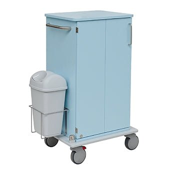 Der Novocal Pflege- und Arbeitswagen hat einen hellblauen Metallrahmen mit zwei Türen, einen Seitengriff, große graue Räder auf einer Vollkunststoffplattform und einen angebrachten Mülleimer. Abgebildet vor einem weißen Hintergrund.