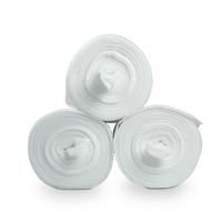 Tre rotoli di salviette in tessuto non tessuto Dr. Schumacher DESCO WIPES, prodotti dalla Dr. Schumacher GmbH, sono impilati a forma di triangolo su uno sfondo chiaro. Visti di profilo, i rotoli mostrano il loro motivo circolare e concentrico, ideale per l’utilizzo con i sistemi di erogazione di salviette in tessuto non tessuto.