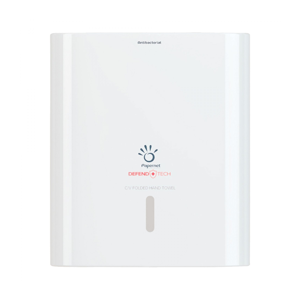 Ein weißer, an der Wand befestigter Papernet Antibakterieller Spender für C/V-Falz Falthandtücher mit dem Logo der Sofidel Germany GmbH Defend Tech Technologie mit den Aufdrucken „antibakterieller Spender“ und „CV Folded Hand Towel“. Auf der Vorderseite ist ein schmaler vertikaler Schlitz sichtbar.
