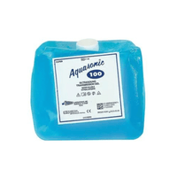 Un grande contenitore blu con la scritta «Parker Aquasonic 100» della Servoprax GmbH contiene un gel ipoallergenico per ecografia, sviluppato per garantire una trasmissione ottimale degli ultrasuoni. Questo gel idrosolubile facilita la pulizia e il contenitore riporta simboli di misurazione e di sicurezza chiaramente visibili.