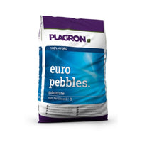 Un sachet de Plagron Europebbles de la société Bertels B.V. présente un motif bleu et blanc avec un dessus violet et les mentions « 100 % Hydro » et « Substrat, non fertilisé ». Il contient des billes d'argile pures et sans sel, idéales pour les systèmes d'hydroculture et la culture des plantes.