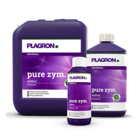 On voit ici trois récipients contenant du Plagron Pure Zym de Bertels B.V., un amendement naturel pour sol à base d'enzymes. À l'arrière-plan se trouve un grand bidon violet, devant lequel sont placées une bouteille moyenne et une petite bouteille. Chaque bouteille porte une étiquette violette avec du texte blanc.