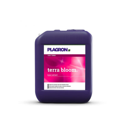 Ein violetter Behälter mit der Aufschrift „Plagron Terra Bloom“ von Bertels B.V. ist ein Blütendünger mit rosa-weißem Etikett, der als Basisnährstoff zur Förderung einer optimalen Blütenbildung für kräftiges Pflanzenwachstum verwendet wird.