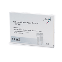 Das Paket mit der Aufschrift „Pluslife GBS (Strep B) Nukleinsäure PCR Kontrollkit“ enthält Kontaktinformationen für Medunion S.L. in Barcelona, Spanien, und Guangdong Pluslife Biotech Co., Ltd. Dieses für PCR-Tests konzipierte Kit enthält Testkontrollen für Streptococcus agalactiae mit zwei auf der Verpackung abgebildeten kleinen Fläschchen.