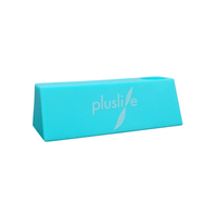Un butoir de porte bleu en caoutchouc, de forme trapézoïdale, portant le nom de marque « pluslife » en blanc et orné d’un motif de feuille à côté. Le butoir pour test PCR Pluslife, avec support | Lot (1 pièce) présente une surface lisse et brillante, ce qui en fait un accessoire idéal pour votre test PCR Pluslife.