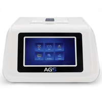 Un apparecchio PCR in tempo reale AGS8830-8 del marchio Altruan, dotato di un display digitale che mostra sullo schermo le opzioni relative a DNA, RNA, dimensioni, configurazione e assistenza, racchiuso in un involucro bianco.