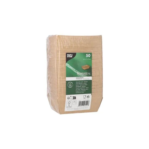 Una confezione con 50 PAPSTAR vassoi per snack, cartone "pure" - marrone di PAPSTAR GmbH, impilati verticalmente in pellicola trasparente. L'etichetta mostra informazioni sul prodotto, simboli di riciclaggio e un codice a barre. Queste ciotole ecologiche sono stoviglie monouso sostenibili.