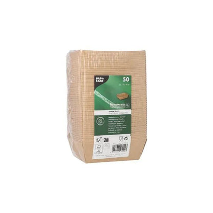 Una confezione con 50 PAPSTAR vassoi per snack, cartone "pure" - marrone di PAPSTAR GmbH, impilati verticalmente in pellicola trasparente. L'etichetta mostra informazioni sul prodotto, simboli di riciclaggio e un codice a barre. Queste ciotole ecologiche sono stoviglie monouso sostenibili.