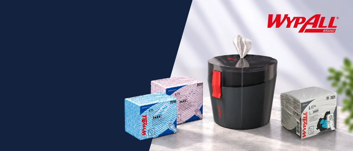 WypAll Reinigungstücher in verschiedenen Verpackungen neben einem schwarzen Wand- bzw. Tischspender mit rotem Verschluss. Oben rechts ist das rote WypAll-Logo zu sehen; der Hintergrund ist hell mit einer dunkelblauen Fläche auf der linken Seite.