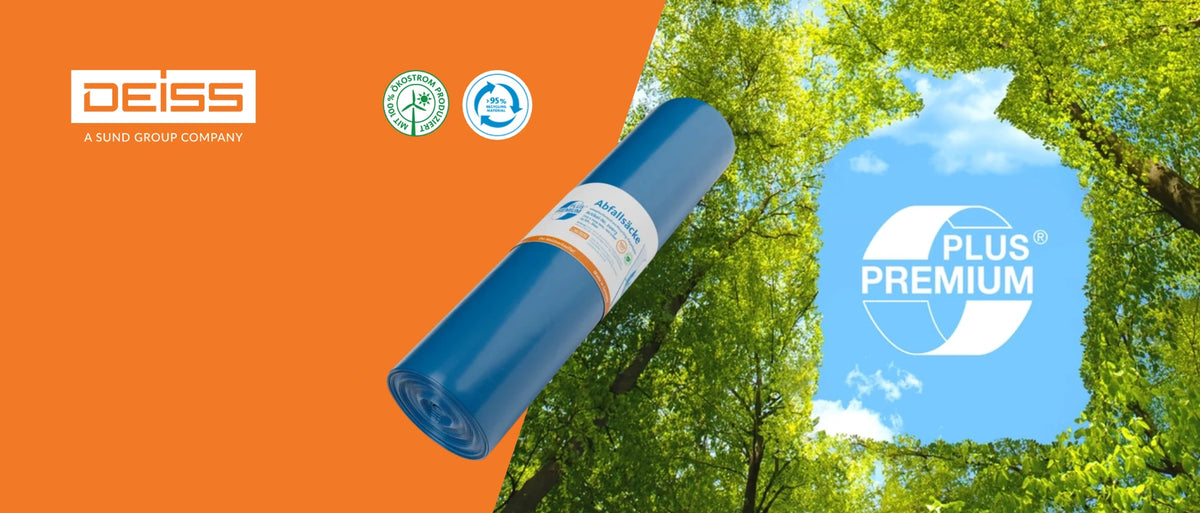 DEISS PLUS PREMIUM Abfallsäcke aus über 95 % Recyclingmaterial, hergestellt mit 100 % Ökostrom. Blaue Abfallsackrolle vor einem Hintergrund aus grünen Bäumen und blauem Himmel.