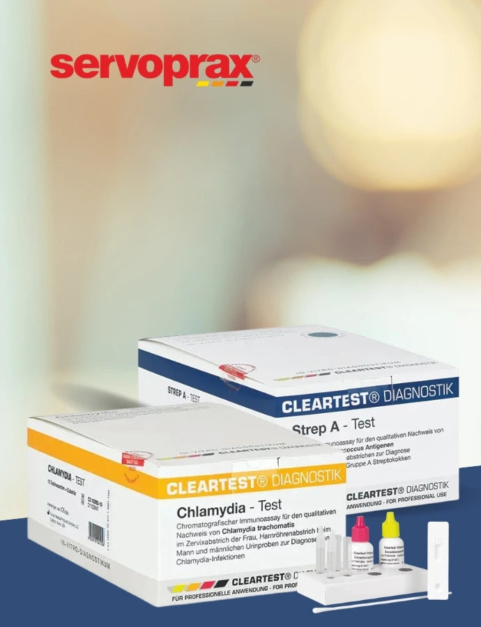 Werbebild von Servoprax mit zwei Diagnostik-Testkits auf blauem Untergrund: Im Vordergrund steht ein Cleartest Chlamydia-Test, dahinter ein Cleartest Strep-A-Test. Rechts davor liegen Testzubehör, kleine Reagenzfläschchen, Tupfer und eine Testkassette. Oben links ist das rote Servoprax-Logo zu sehen, der Hintergrund ist hell und unscharf.