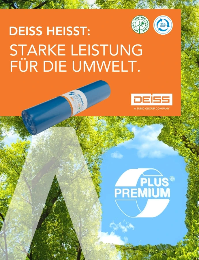 DEISS Werbemotiv mit orangener Textfläche und der Aufschrift „DEISS heißt: Starke Leistung für die Umwelt“. Abgebildet ist eine blaue Müllsackrolle mit Produktetikett sowie das DEISS-Logo. Zwei Umwelt- und Recycling-Siegel sind oben platziert. Im Hintergrund sind grüne Baumkronen und blauer Himmel zu sehen, ergänzt durch ein großes, transparentes grafisches Element und das „PLUS PREMIUM“-Qualitätslogo.
