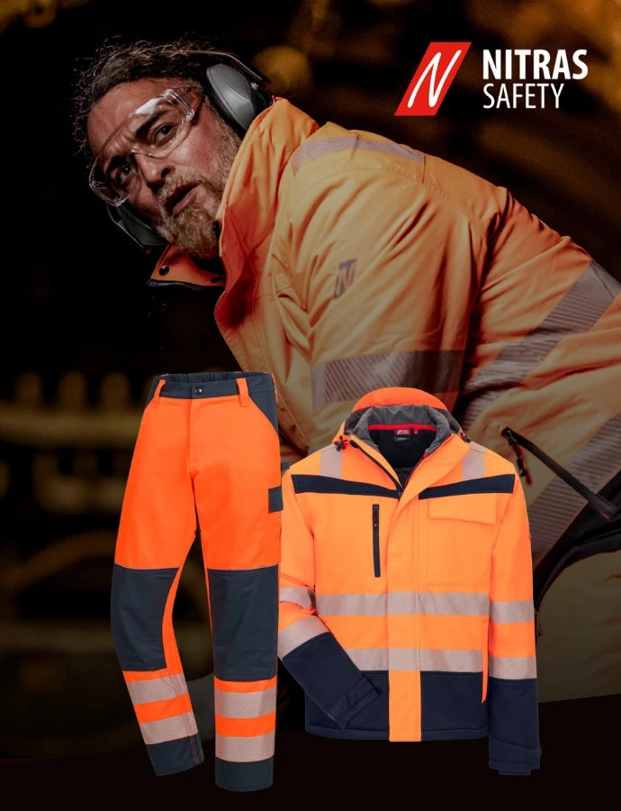 NITRAS SAFETY Banner mit orangefarbener Warnschutzkleidung. Rechts arbeitet eine Person in reflektierender Schutzjacke und Schutzhose in einer dunklen Industrieumgebung. Links sind eine Warnschutzjacke und -hose als Produktabbildung sowie das Logo und der Schriftzug „// ENSURESAFETY“ zu sehen.