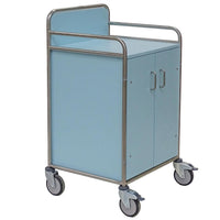 Il carrello da reparto "modello standard" di Novocal è un carrello metallico di colore azzurro con due ante, telaio in acciaio inossidabile e quattro ruote piroettanti che offrono un pratico spazio di stivaggio, raffigurato su sfondo bianco.