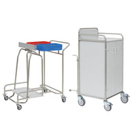 La photo représente deux chariots médicaux : un chariot de service Novocal en acier inoxydable, doté de raccords tubulaires entièrement soudés et de deux compartiments, ainsi qu'une armoire à roulettes blanche équipée de portes et d'une poignée métallique. Marque : Novocal.