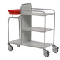 Der langlebige Novocal Stationswagen aus Edelstahl mit drei Ablageflächen, vier Rollen und rotem Kunststoffbehälter links oben ist leer und auf weißem Hintergrund abgebildet. Alle Rohrverbindungen sind rundum verschweißt.