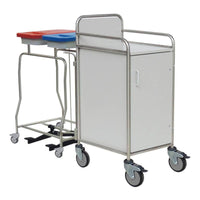 Le chariot de service Novocal est doté d'un châssis en acier inoxydable avec des assemblages entièrement soudés, de quatre roues, d'une armoire blanche équipée d'une poignée et d'une porte, ainsi que de deux poubelles à l'arrière – l'une avec un couvercle rouge et l'autre avec un couvercle bleu –, ce qui en fait un modèle idéal pour les établissements de soins.
