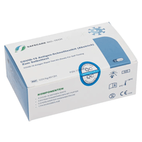 Una confezione blu e bianca con la dicitura «Safecare Laientest 5er COVID-19 Antigen Rapid Test | Confezione (5 pezzi)» di Safecare. Questo kit per l’autotest contiene cinque test, è certificato CE e fornisce i risultati in soli 15 minuti; le istruzioni di conservazione indicano una temperatura compresa tra 2 °C e 30 °C.