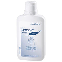 Un flacon blanc de « Schülke sensiva® Schutzemulsion » de la société Schülke & Mayr GmbH, orné d'un motif bleu et blanc représentant une main. Le flacon est incolore.