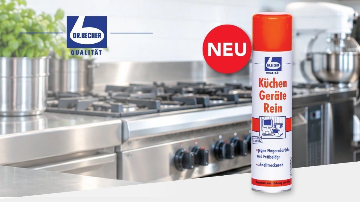 Dr. Becher Küchen Geräte Rein Spraydose vor einer professionellen Edelstahlküche mit Herd und Küchenmaschine, inklusive „NEU“-Hinweis.