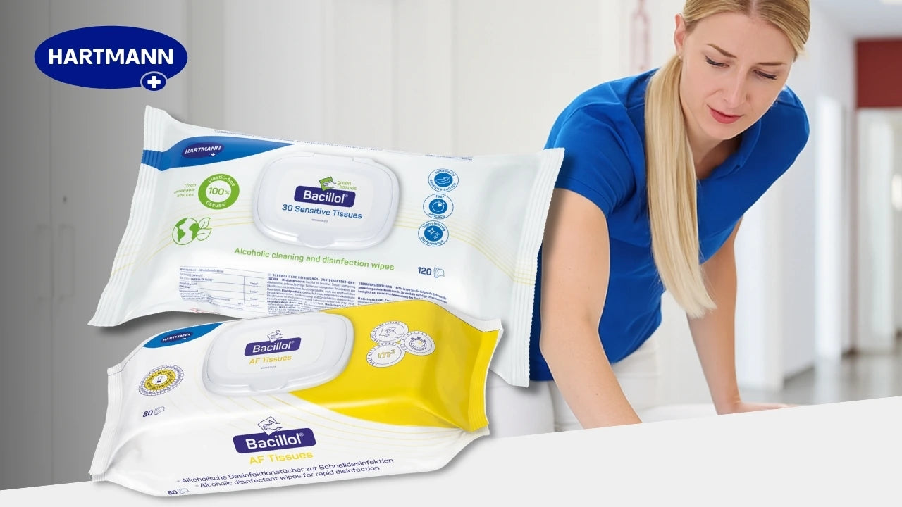 Hartmann Bacillol Desinfektionstücher (30 Sensitive Tissues und AF Tissues) in wiederverschließbaren Verpackungen im Vordergrund. Im Hintergrund reinigt eine Frau im blauen Shirt eine Oberfläche; oben links das Hartmann Logo.