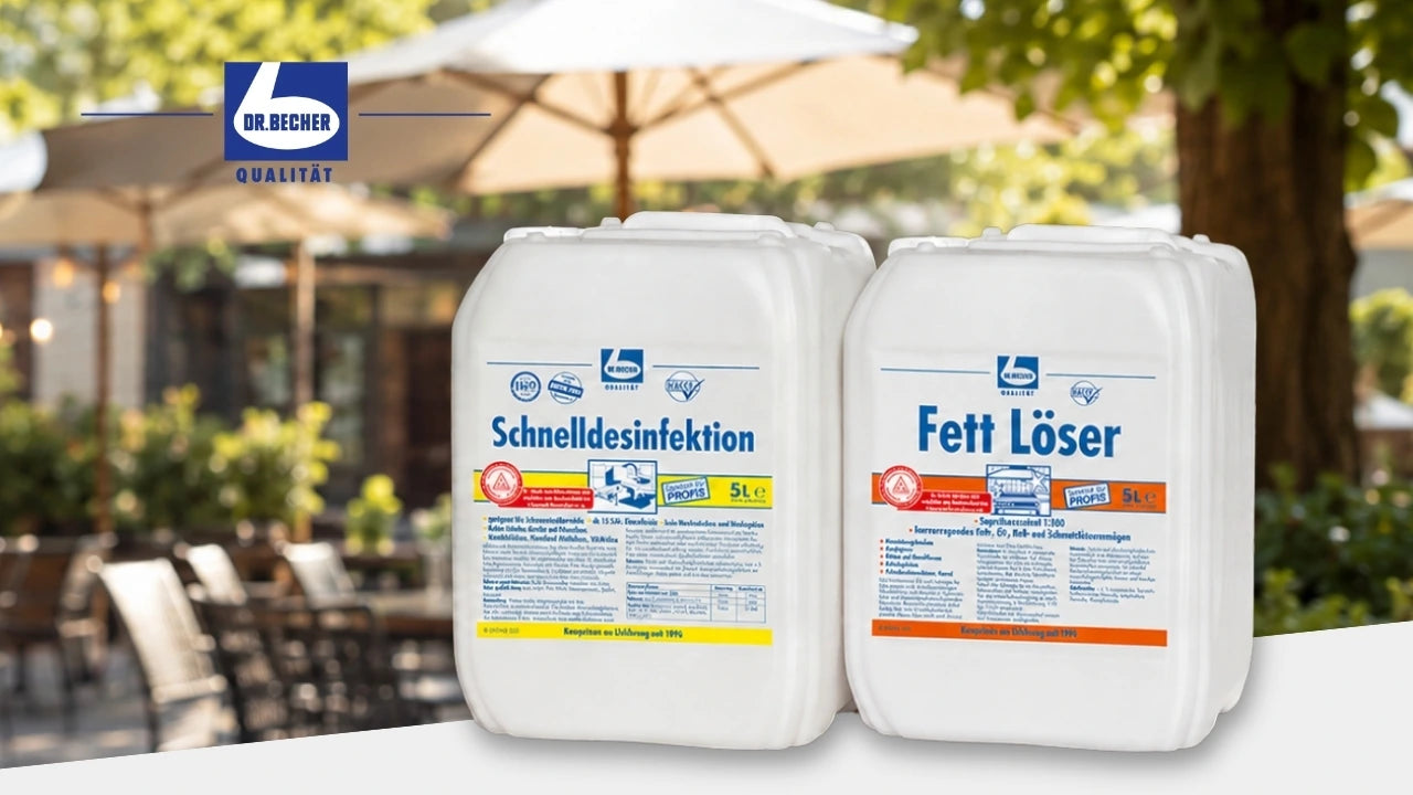 Werbebanner von Dr. Becher mit zwei 5-Liter-Kanistern „Schnelldesinfektion“ und „Fett Löser“ vor einem unscharfen Außenbereich mit Sonnenschirmen und Sitzgelegenheiten. Oben links ist das Dr. Becher Qualität-Logo platziert.