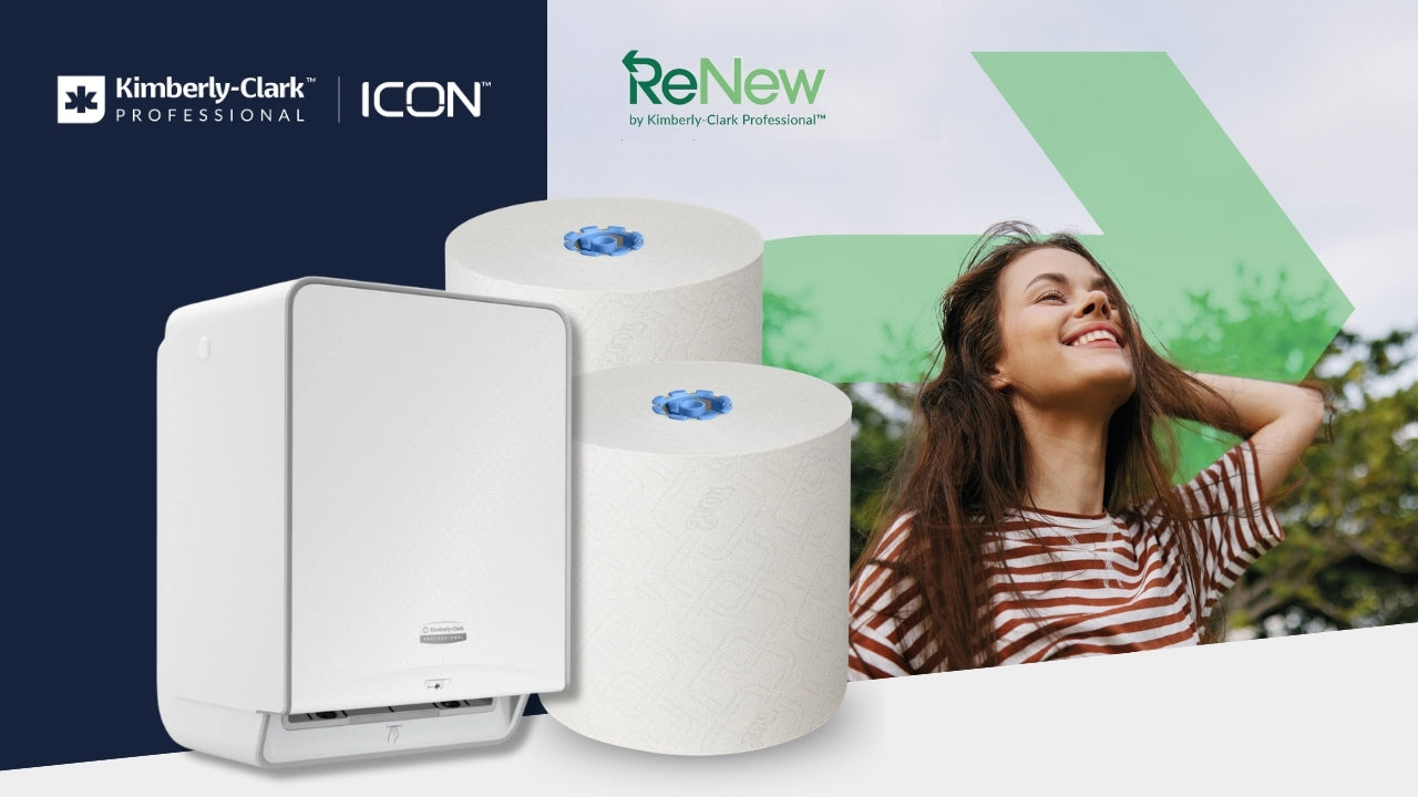 Werbegrafik von Kimberly-Clark Professional / ICON und ReNew: Links ein weißer Papierhandtuchspender vor dunkelblauem Hintergrund, davor und daneben zwei große Papierrollen. Rechts ein lächelndes Model im Freien vor einem großen grünen Pfeil auf hellem Hintergrund. Die Gestaltung vermittelt Sauberkeit, Nachhaltigkeit und modernes Spenderdesign.