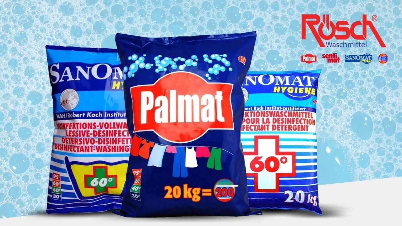 Drei große Waschmittel-Säcke vor blauem Seifenblasen-Hintergrund: In der Mitte ein dunkelblauer „Palmat“-Sack (20 kg), links und rechts „Sanomat Hygiene“-Desinfektions-Vollwaschmittel mit 60°-Symbol; oben rechts das Logo „Rusch Waschmittel“ mit Markenlogos.