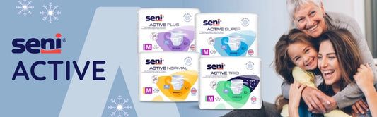 Werbegrafik für „Seni Active“ Inkontinenzprodukte: Links steht der Schriftzug „Seni Active“ auf hellem, winterlich gestalteten Hintergrund mit Schneeflocken. In der Mitte sind vier Produktpackungen abgebildet (Active Plus, Active Super, Active Normal und Active Trio) in unterschiedlichen Farben und Größe M. Rechts sieht man drei Generationen Frauen – eine ältere Frau, eine jüngere Frau und ein Kind – die sich lächelnd umarmen und Nähe sowie Lebensfreude ausstrahlen.