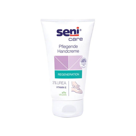 La photo montre un tube de crème nourrissante pour les mains Seni Care de la société TZMO Deutschland GmbH sur fond blanc. L'étiquette met en avant les caractéristiques « régénération » et « vegan » et souligne la formule à base de 3 % d'urée et de vitamine E pour son effet hydratant.