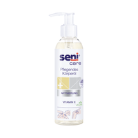 Eine 200-ml-Flasche Seni Care Pflegendes Körperöl von TZMO Deutschland GmbH mit Pumpspender und deutschem Etikett mit „+“-Symbol trägt die Aufschrift „Aktivierung“ und „Vitamin E“. Dieses vegan-freundliche Öl ist perfekt für empfindliche Haut und spendet mit seiner klaren, flüssigen Formel essentielle Feuchtigkeit.