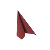 Eine einzelne, aufwendig gefaltete rote Serviette aus der PAPSTAR „ROYAL Collection“ Servietten 1/4-Falz 40 cm x 40 cm von PAPSTAR GmbH steht aufrecht vor einem schlichten weißen Hintergrund. Dieses raffinierte Stück Tischdekoration zeichnet sich durch eine glatte Textur aus, wobei die Kanten eine perfekte dreieckige Form bilden.