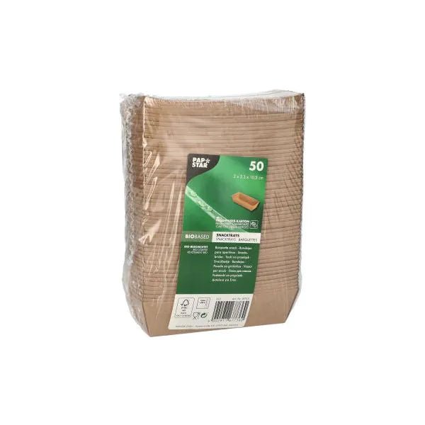 Una confezione sigillata con 50 vassoi per snack "pure" marroni in cartone di PAPSTAR GmbH, stoviglie monouso sostenibili con fronte verde per informazioni sul prodotto e branding.