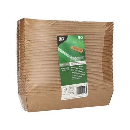 Una confezione con 50 vassoi per snack "pure" marroni in cartone di PAPSTAR GmbH - perfetti come complemento ecologico a stoviglie monouso sostenibili o tovaglioli biodegradabili.