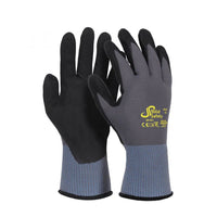 Une paire de gants de montage et de travail AMPri SolidSafety Tough, de couleur noir-gris, portant la marque « AMPri Handelsgesellschaft mbH » et dotés de divers certificats de sécurité au dos. Ces gants sont dotés d'un revêtement en micro-mousse de nitrile pour une meilleure prise en main, d'une surface texturée et de poignets allongés.