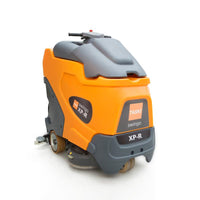 La TASKI swingo XP R di Diversey Deutschland GmbH & Co. OHG è una lavapavimenti a batteria di colore arancione/grigio, dotata di sistema di guida dall’alto, ideale per grandi superfici; include 4 batterie da 6 V - 180 Ah e un caricabatterie integrato.