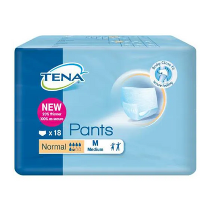 L'image montre un paquet de culottes d'incontinence TENA Pants Normal, fabriquées par TENA - Essity Germany GmbH spécialement pour l'incontinence urinaire. Elle contient 18 culottes de taille moyenne avec une capacité d'absorption « normale », et l'emballage met en avant un design 20 % plus fin et un ajustement confortable sur un fond bleu avec l'image de marque du produit.