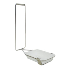 Le bac d'égouttage Novocal, compatible avec les distributeurs automatiques DMS5-AO et DMS10-AO (1 pièce) de Novocal, est un bac rectangulaire blanc soutenu par un cadre métallique robuste et muni d'une poignée haute et verticale sur l'un de ses côtés.
