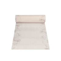 Ein PAPSTAR Tischläufer stoffähnlich PV-Tissue Mix in hellbeige mit dezenten hellrosa Blumenmustern. Dieser Artikel ist Teil der eleganten ROYAL-Kollektion der PAPSTAR GmbH und wird flach mit der Rolle oben präsentiert, ideal für einen verlängerten Tischläufer. Der Stoff ist 24 Meter lang und 40 Zentimeter breit.