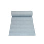 Eine Rolle hellblauer Stoff aus dem PAPSTAR Tischläufer stoffähnlich PV-Tissue Mix „ROYAL Collection“ der PAPSTAR GmbH ist teilweise entrollt und elegant auf weißem Untergrund präsentiert. Der Pulp-Viskose-Tissue-Mix verleiht ihm ein glattes und gleichmäßig gefärbtes Aussehen.