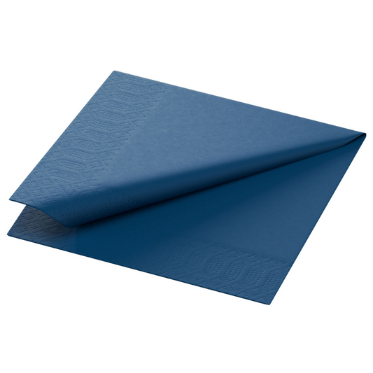 Auf weißem Untergrund ist eine 24 x 24 cm große blaue Tissue-Serviette der Duni GmbH mit dezentem Prägemuster an den Rändern abgebildet. Diese 3-lagige Papierserviette ist quadratisch und gefaltet.